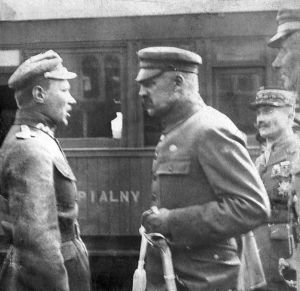 Feliks Kotarba składa meldunek Naczelnikowi Józefowi Piłsudskiemu. Po prawej francuski gen. Maxim Weygand (lipiec/sierpień 1920 r.)