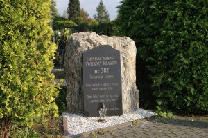 Obelisk przy cmentarzu parafailnym informujący, że znajdował cmentarz wojenny nr 382.