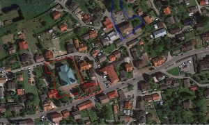 Ryc. 1. Kolorem czerwonym oznaczono teren pozyskany na budowę kościoła w 1846 roku, kolorem niebieskim grunty zapisane przez ks. Zakulskiego na budowę szkoły i kościoła (zdjęcie Google).